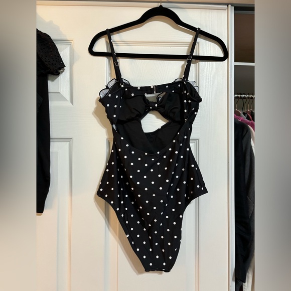 Cupshe polka dot cut-out one piece swimsuit, size M - Picture 3 of 3